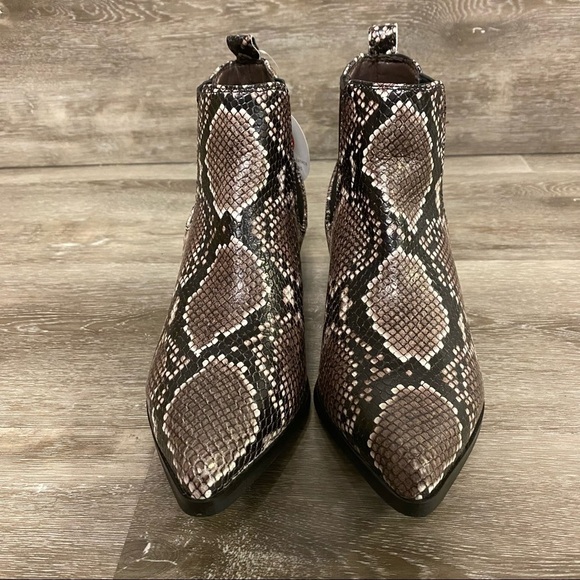 Blondo | Emelia Waterproof Snakeskin Chelsea Booties Size 7 NEW - Picture 3 of 7